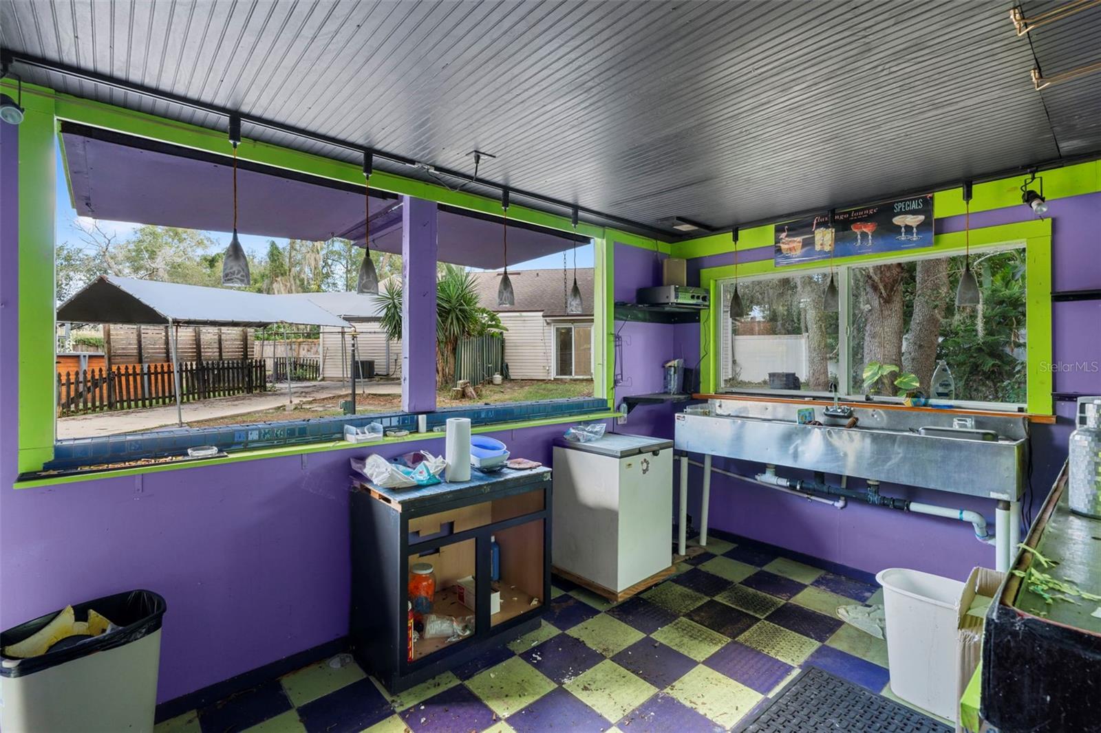 Listing photo id 49 for 933 And 935 Robinhood Court