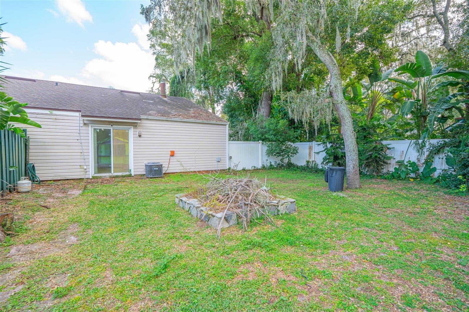 Listing photo id 50 for 933 And 935 Robinhood Court