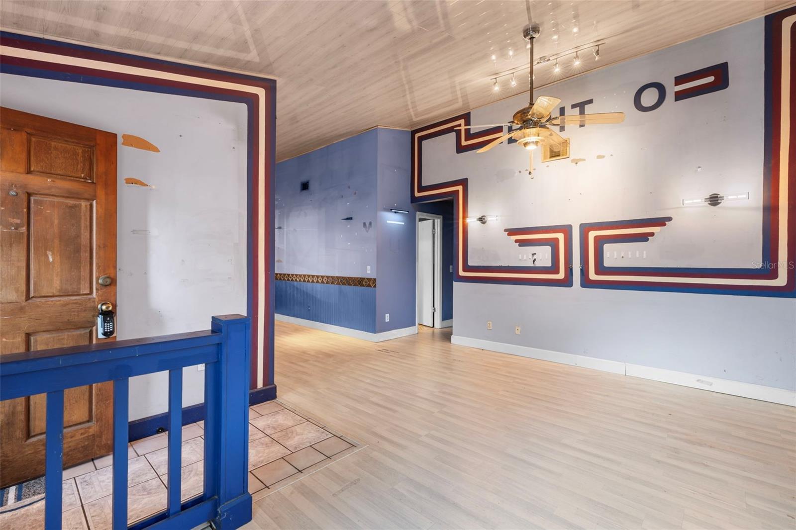 Listing photo id 5 for 933 And 935 Robinhood Court