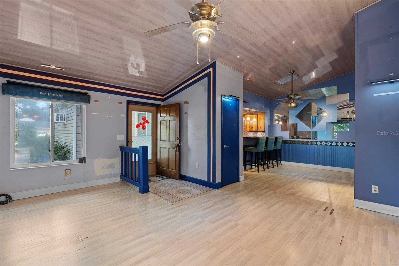 Listing photo id 6 for 933 And 935 Robinhood Court