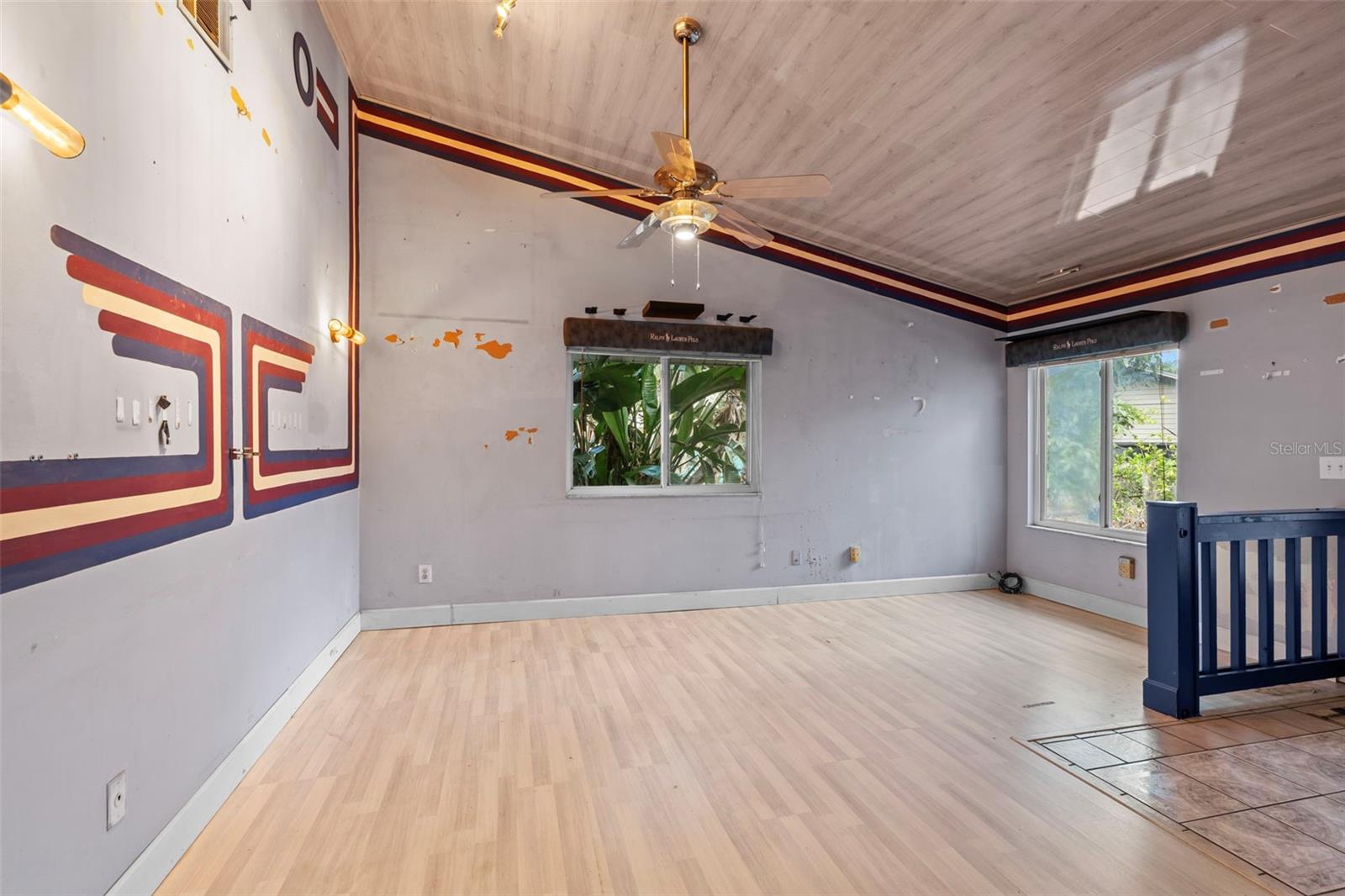 Listing photo id 7 for 933 And 935 Robinhood Court