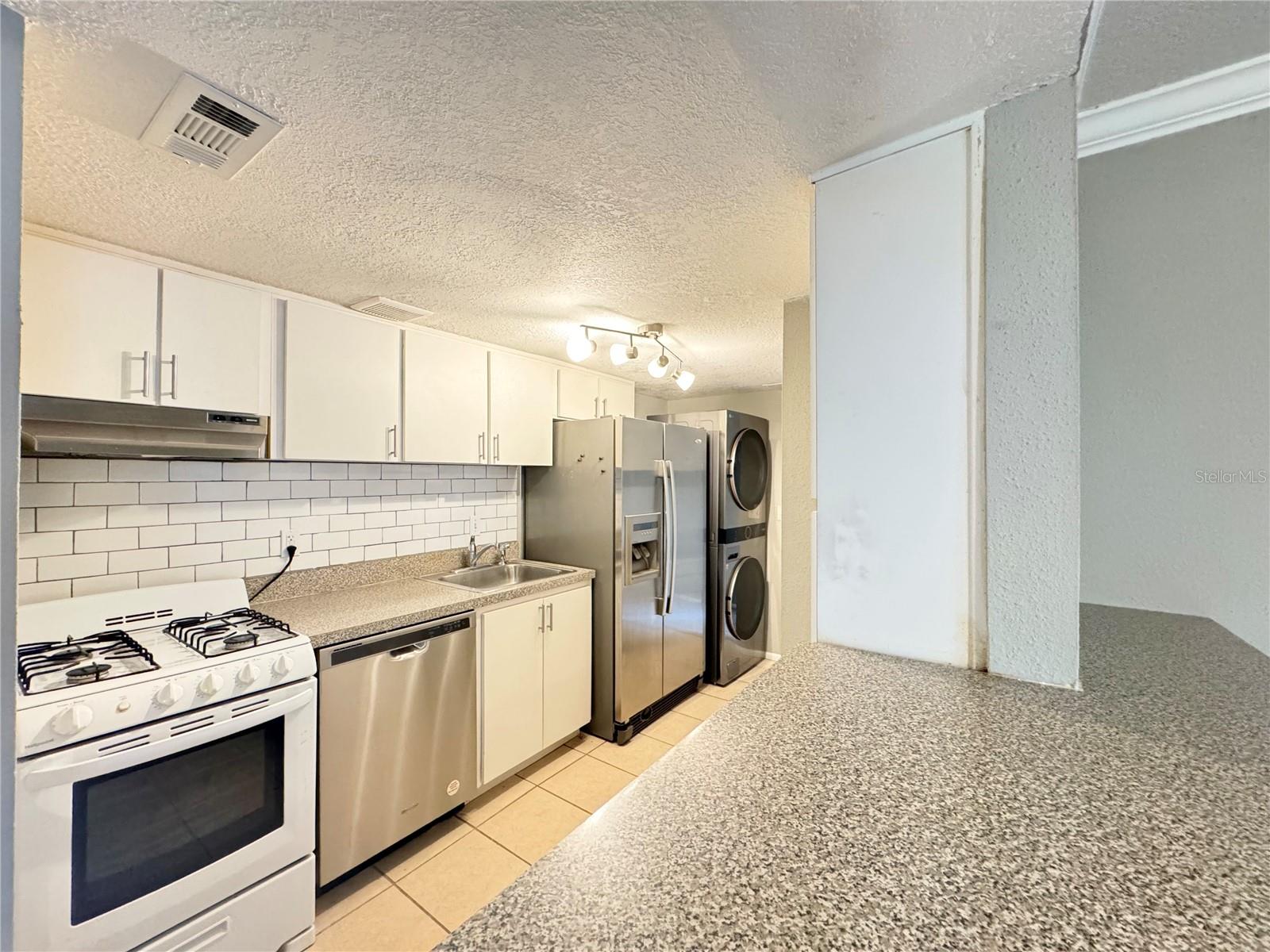 Image 7 of 27 For 120 Blue Pointe Way 320