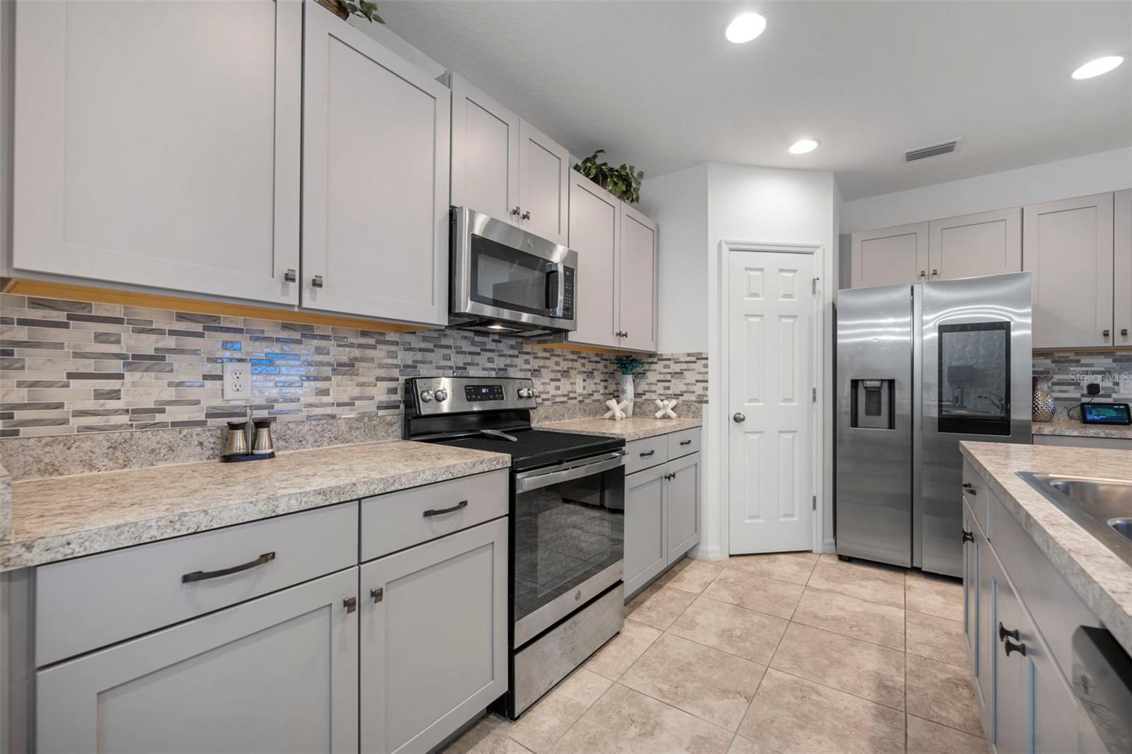 Image 17 of 70 For 535 Darshire Avenue