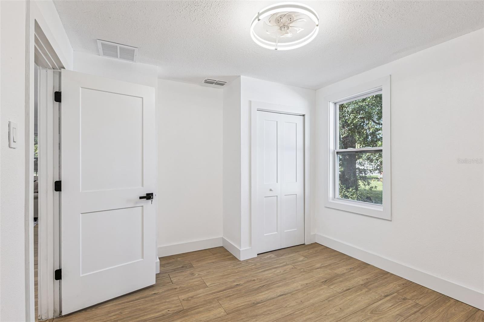 Listing photo id 12 for 109 Holly Avenue