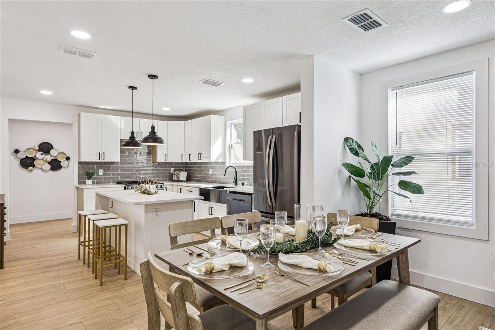 Listing photo id 2 for 109 Holly Avenue