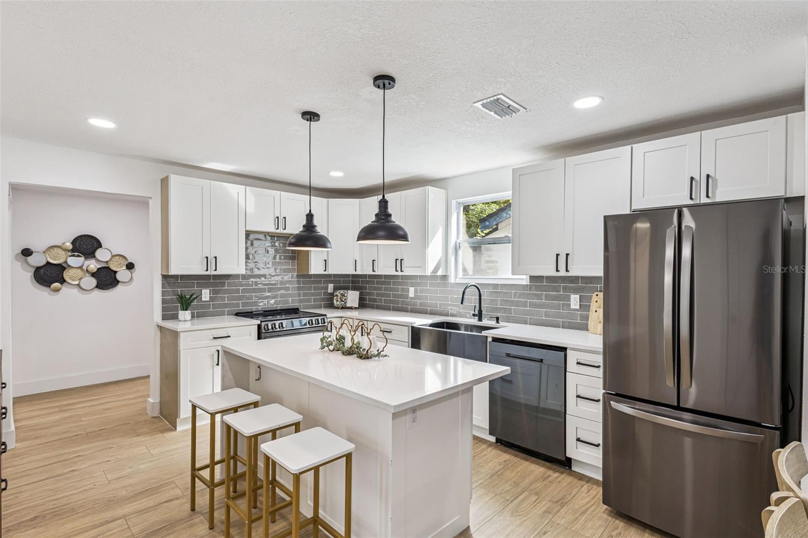 Listing photo id 4 for 109 Holly Avenue