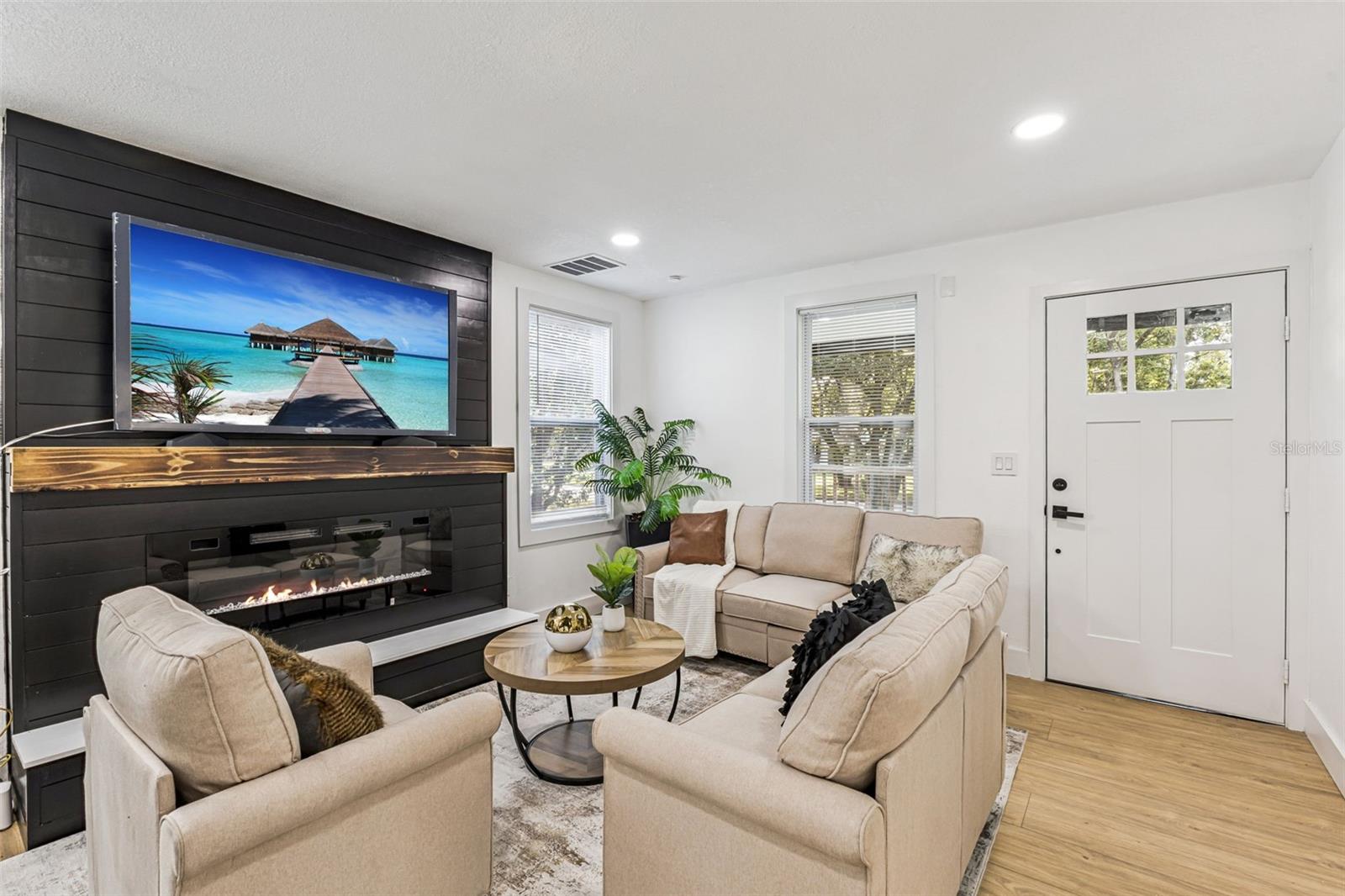 Listing photo id 7 for 109 Holly Avenue