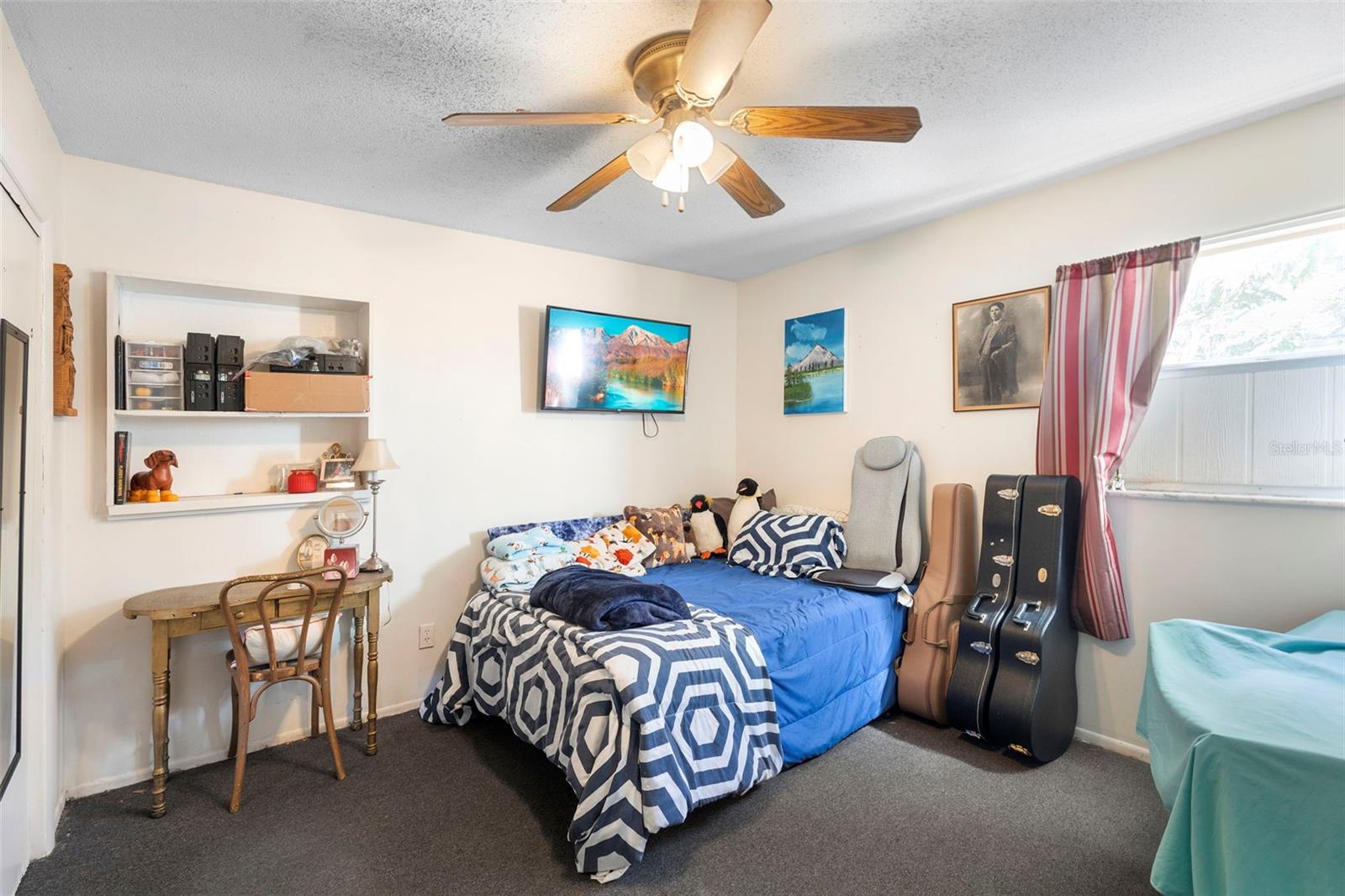 Image 18 of 22 For 525 Foothill Way