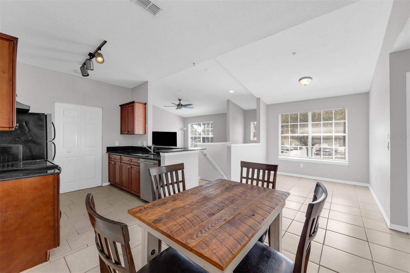 Image 10 of 28 For 836 Grand Regency Point 200