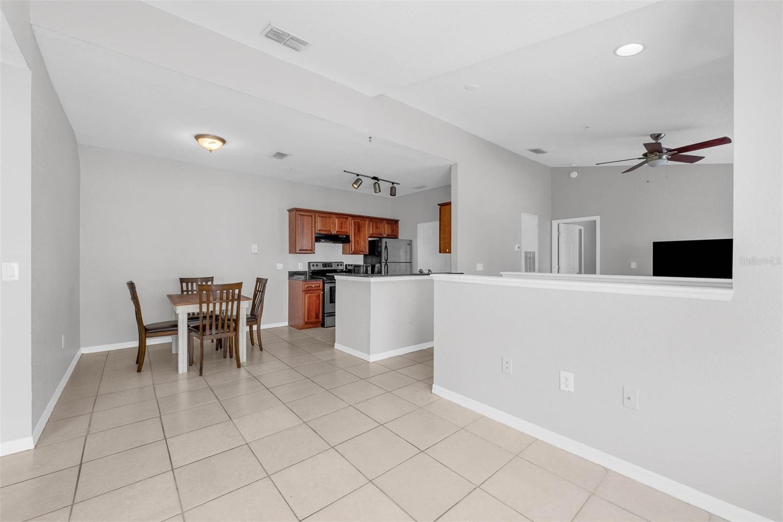 Image 7 of 28 For 836 Grand Regency Point 200