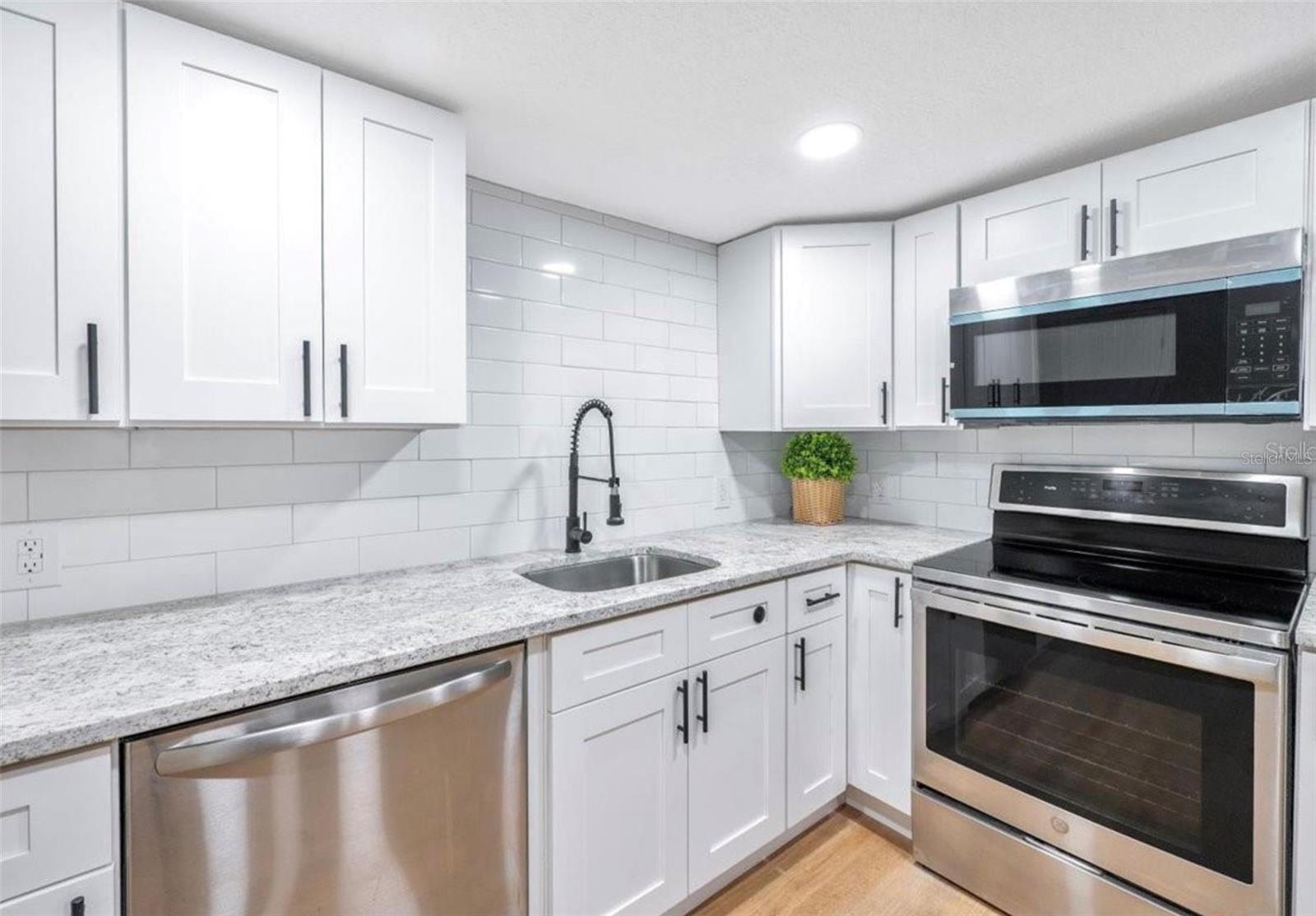 Image 11 of 21 For 412 Oak Street