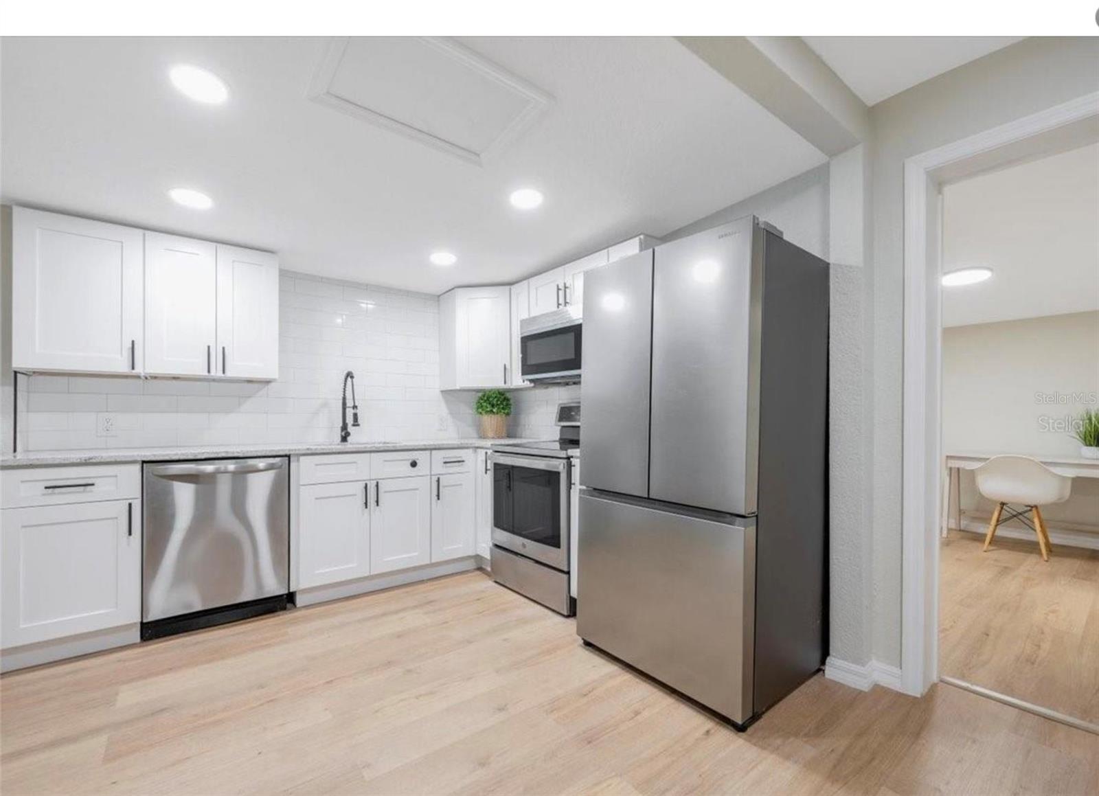 Image 12 of 21 For 412 Oak Street