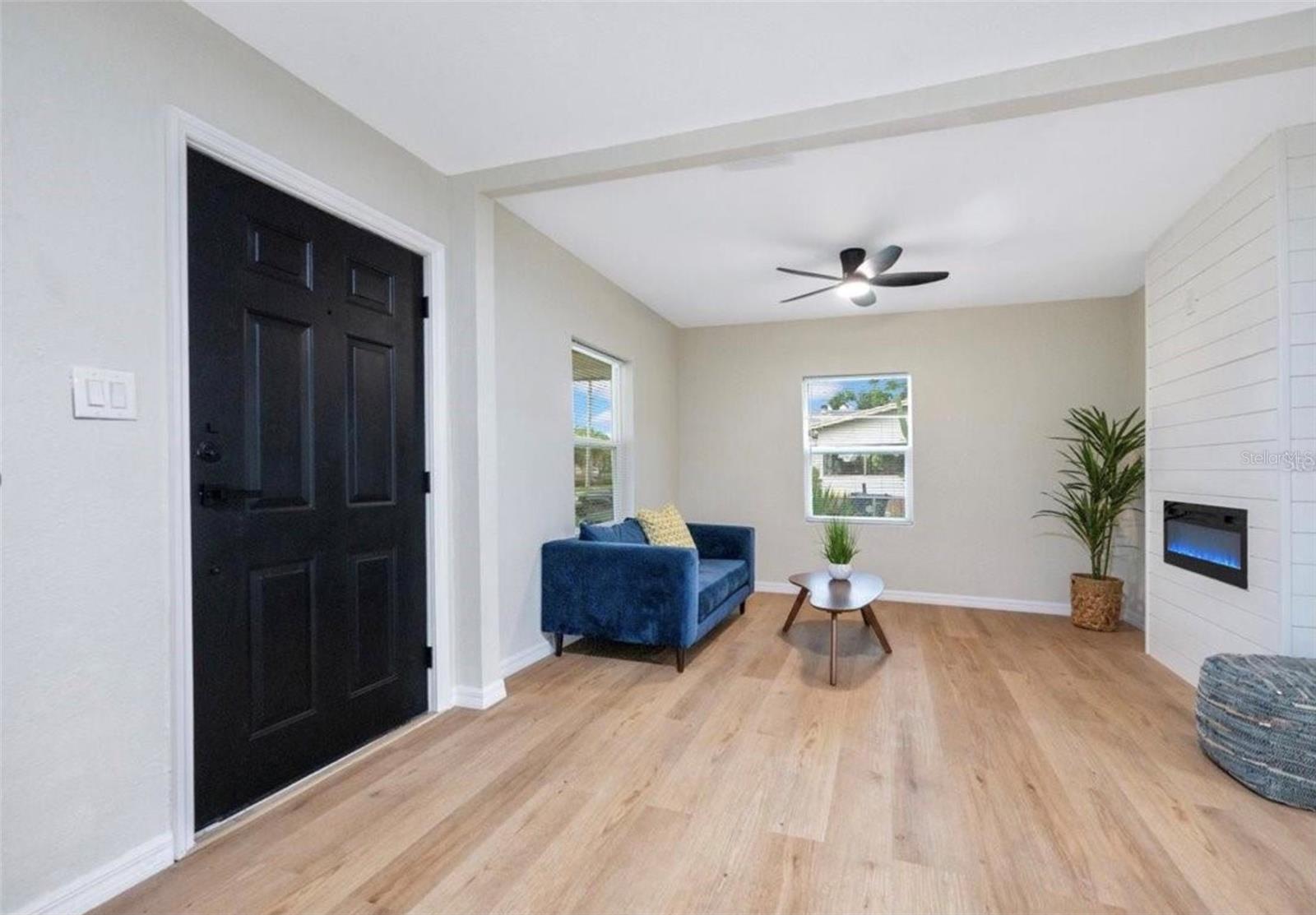 Image 4 of 21 For 412 Oak Street