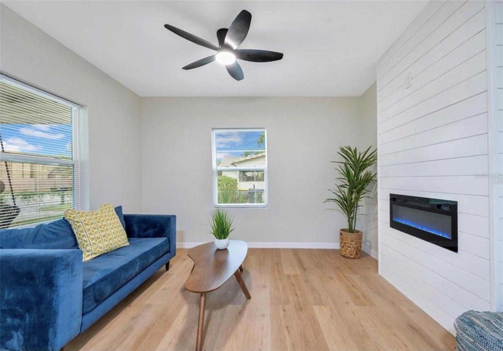 Image 5 of 21 For 412 Oak Street