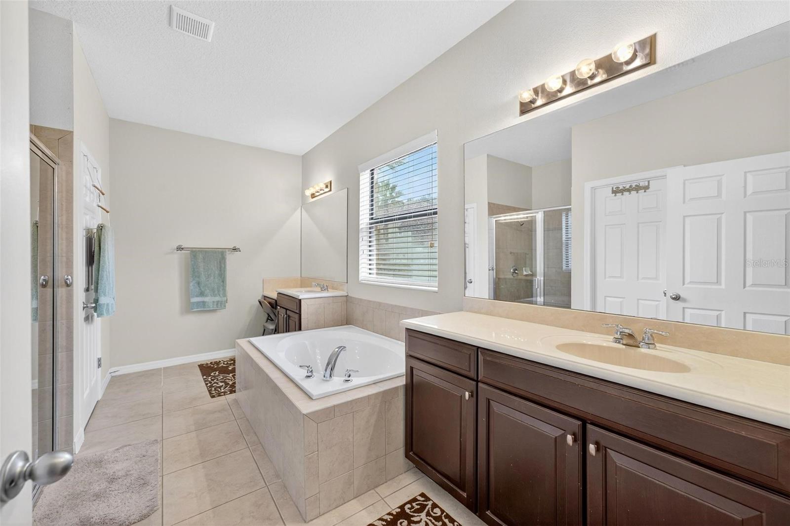 Image 29 of 70 For 3046 Falconhill Drive