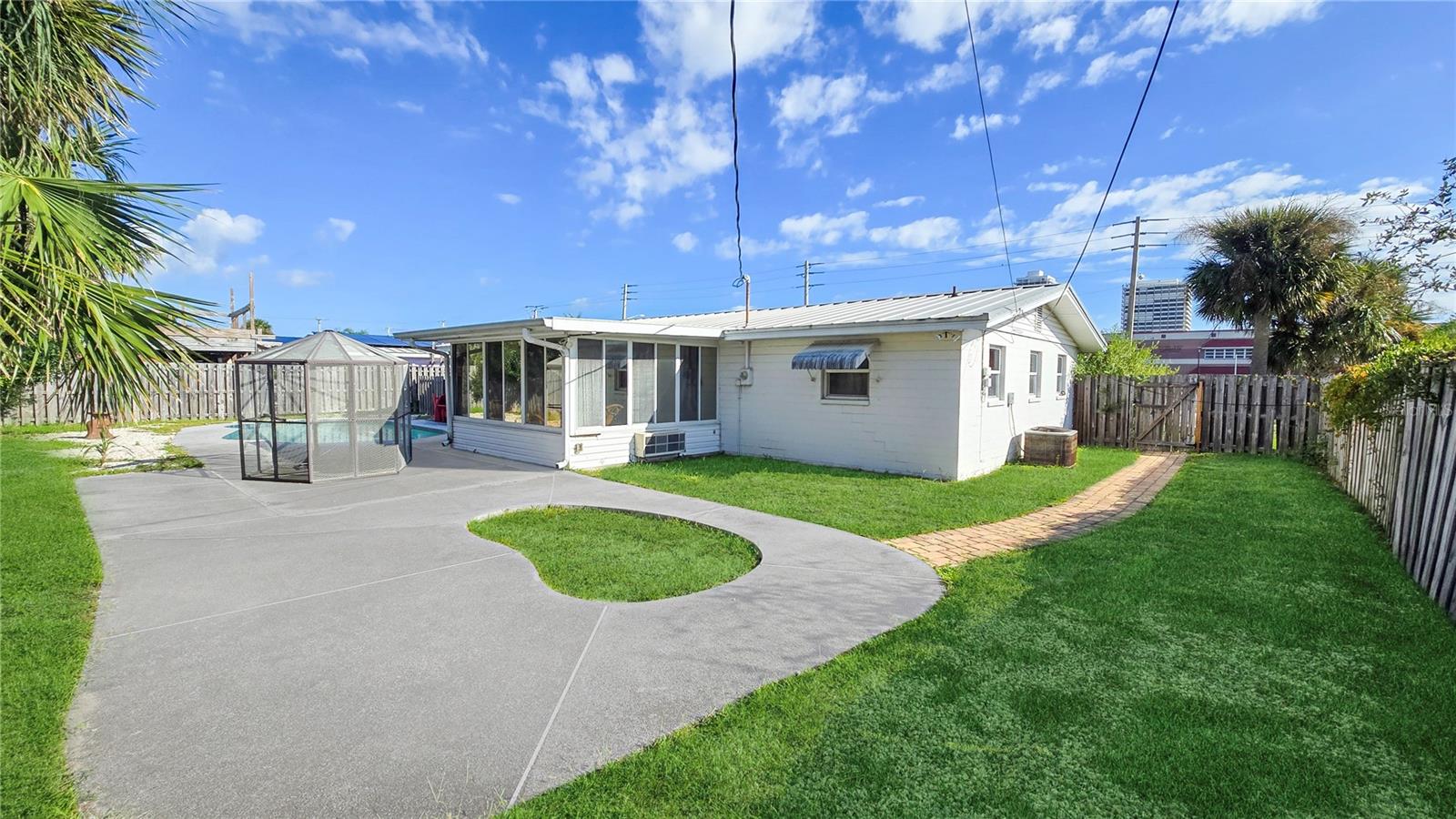 Image 32 of 35 For 3011 Oleander Avenue