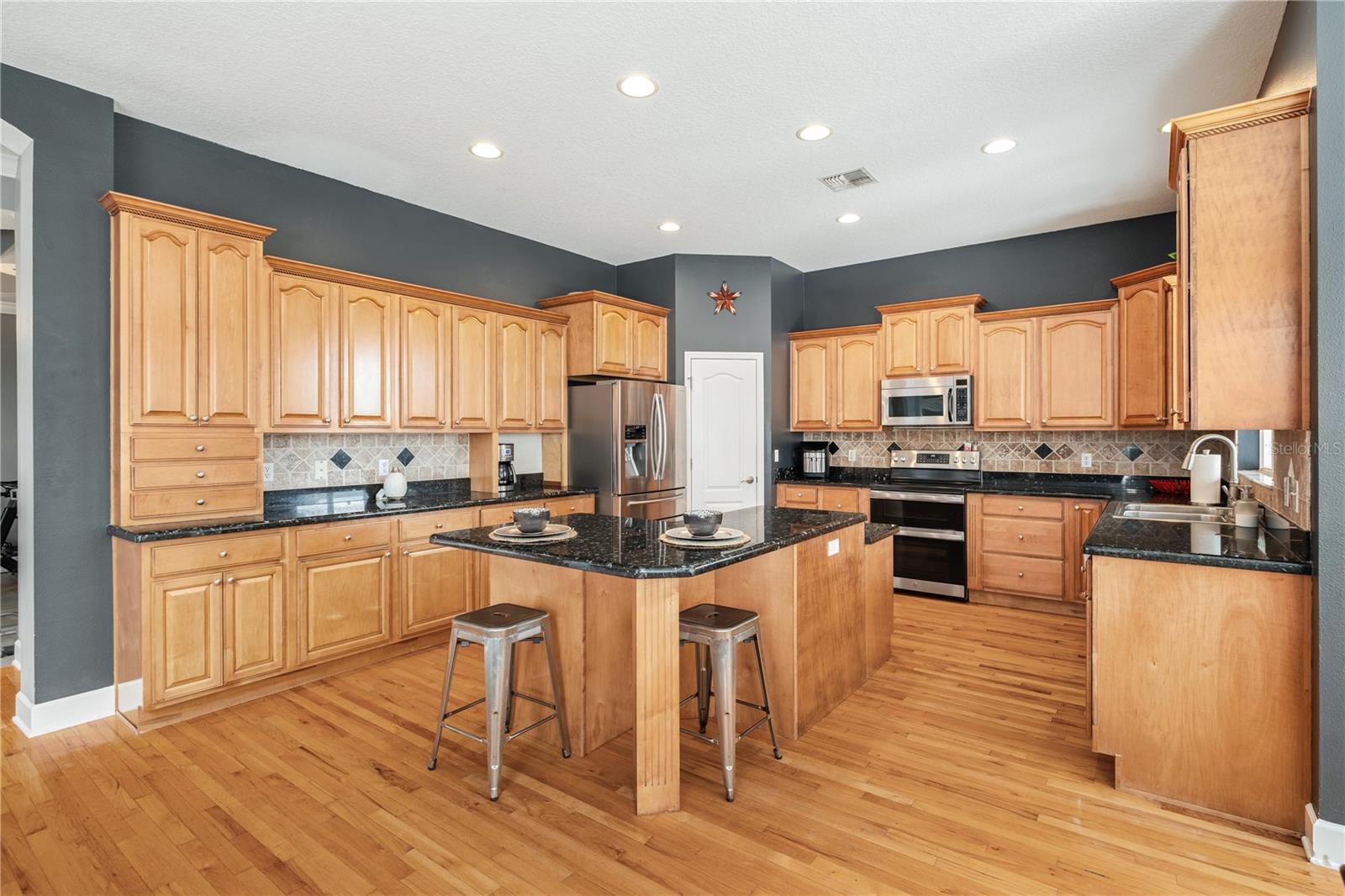 Image 18 of 50 For 703 Brooker Ridge Court