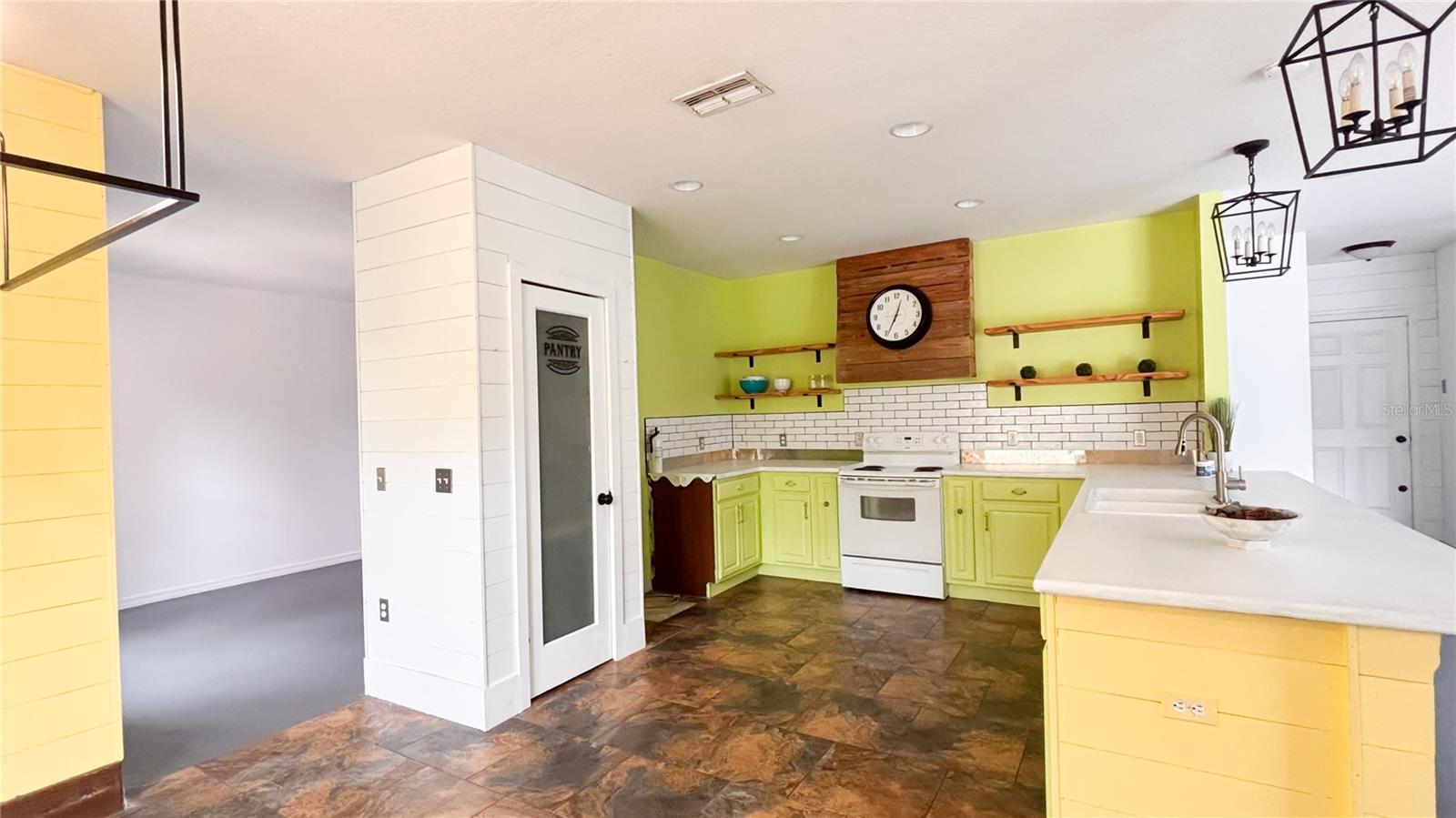 Image 9 of 26 For 548 Big Sioux Court