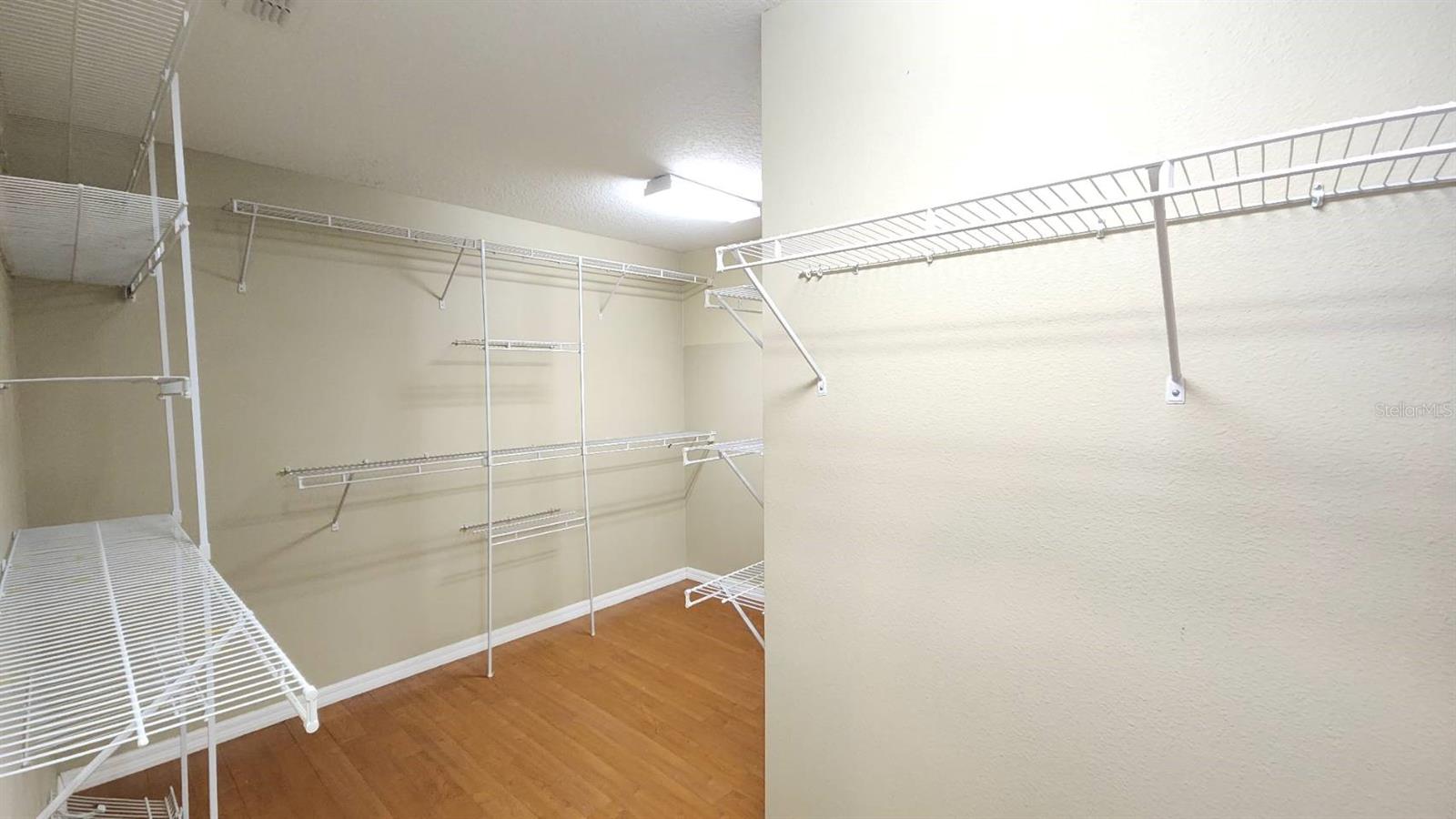 Image 18 of 53 For 302 Clydesdale Circle