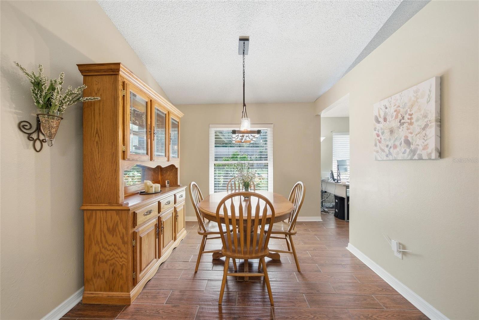 Listing photo id 12 for 131 Ryan Court