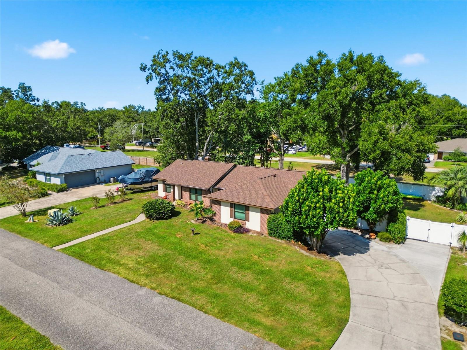 Listing photo id 3 for 131 Ryan Court