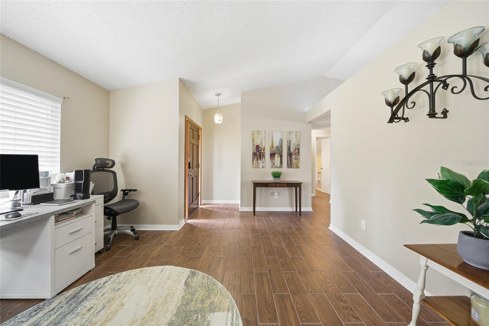 Listing photo id 5 for 131 Ryan Court