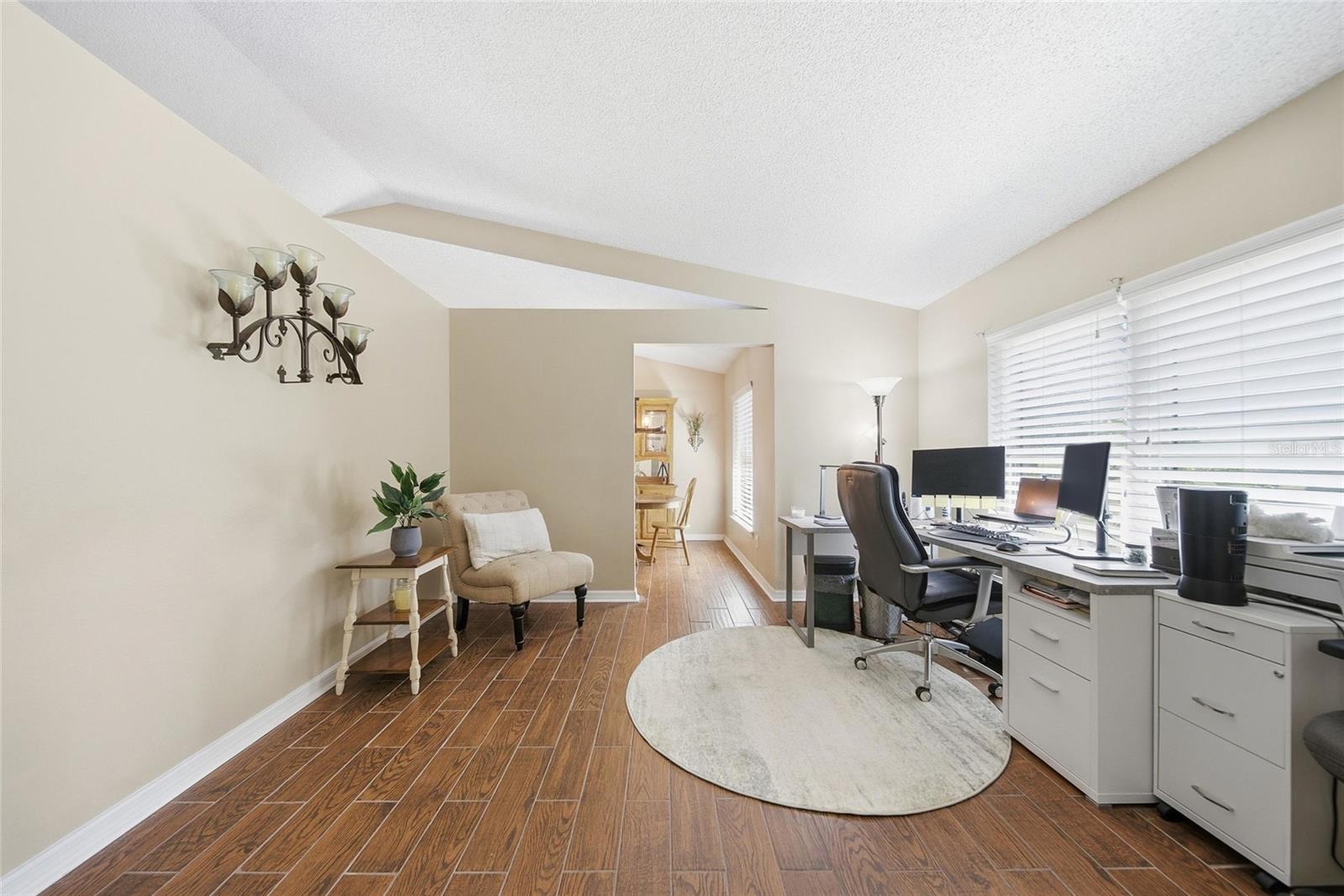 Listing photo id 6 for 131 Ryan Court