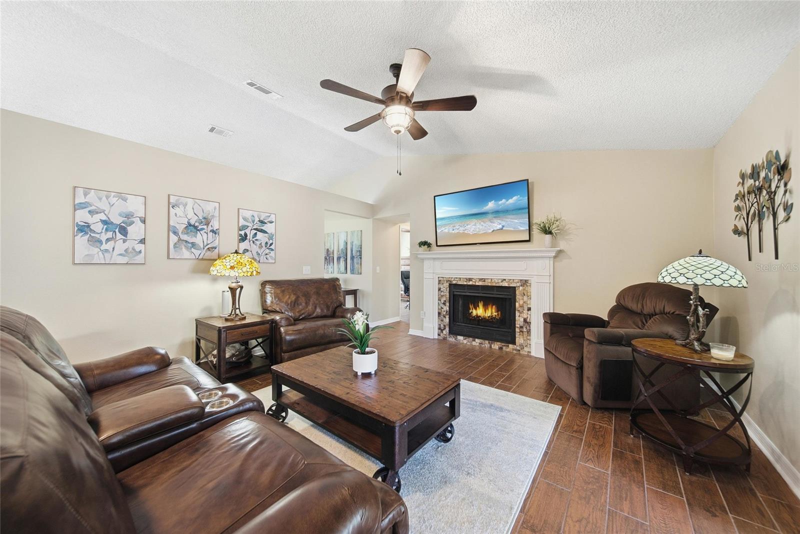 Listing photo id 7 for 131 Ryan Court