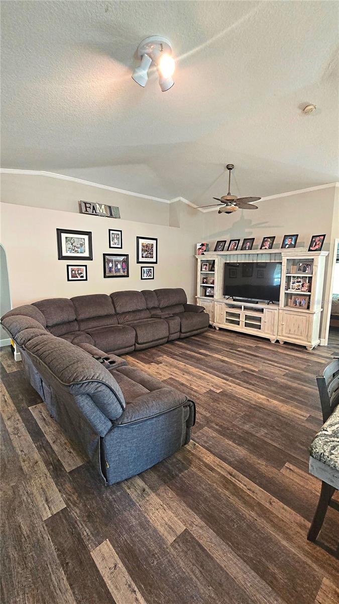 Image 14 of 73 For 2027 Elmhurst Lane