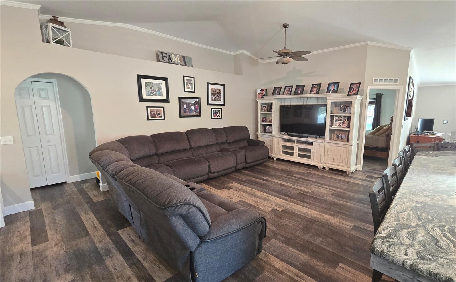 Image 15 of 73 For 2027 Elmhurst Lane