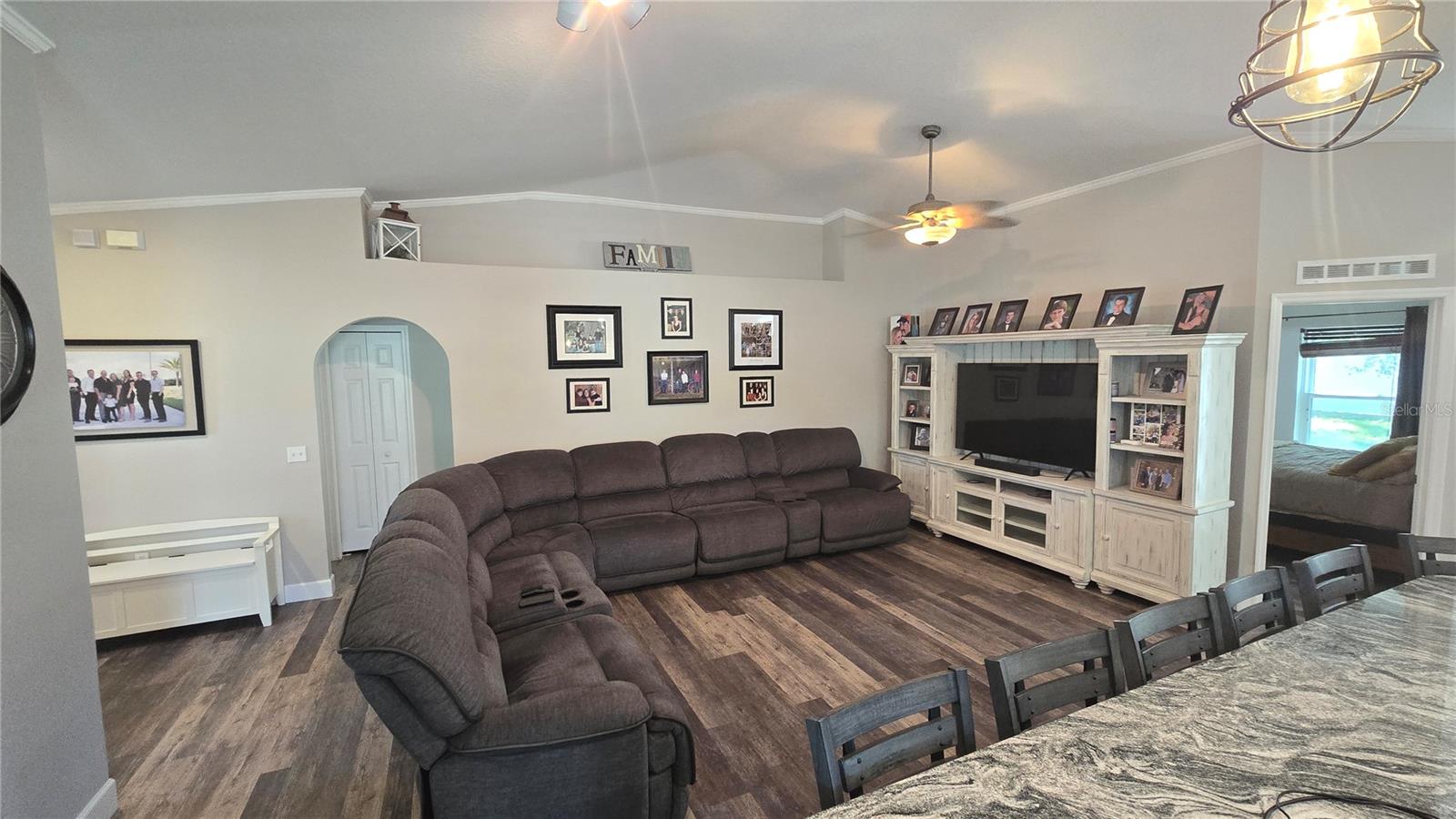 Image 16 of 73 For 2027 Elmhurst Lane