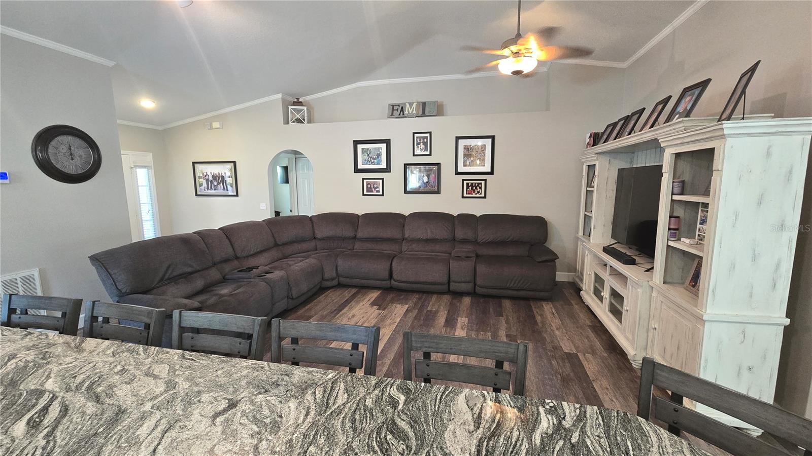 Image 17 of 73 For 2027 Elmhurst Lane