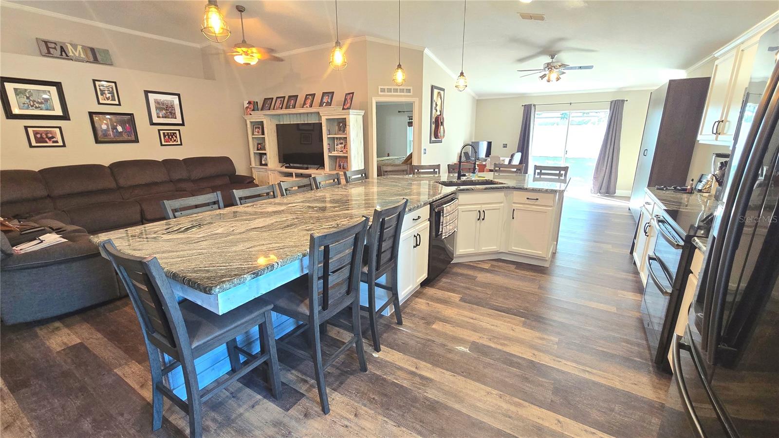 Image 18 of 73 For 2027 Elmhurst Lane