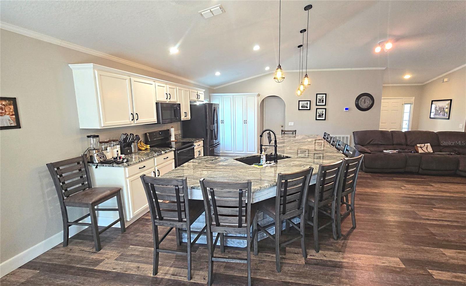 Image 22 of 73 For 2027 Elmhurst Lane