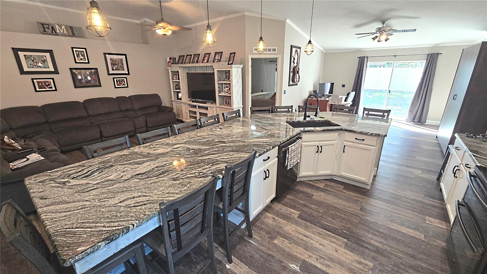 Image 23 of 73 For 2027 Elmhurst Lane