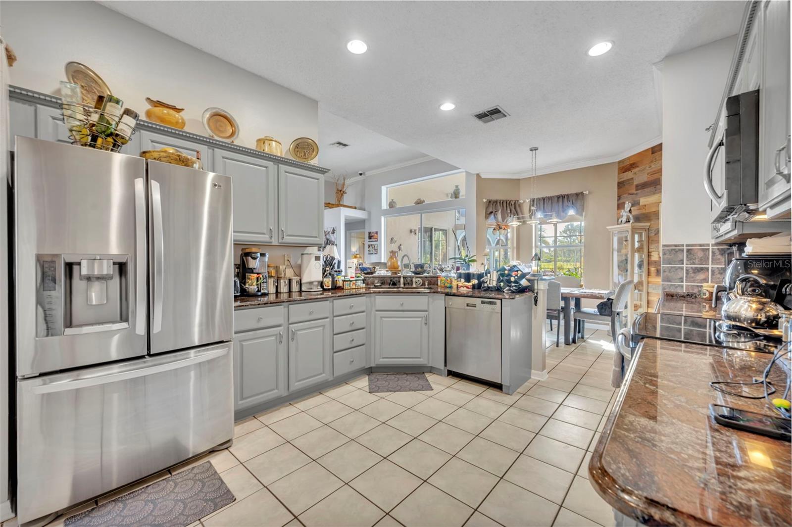 Image 14 of 56 For 524 Lakescape Court