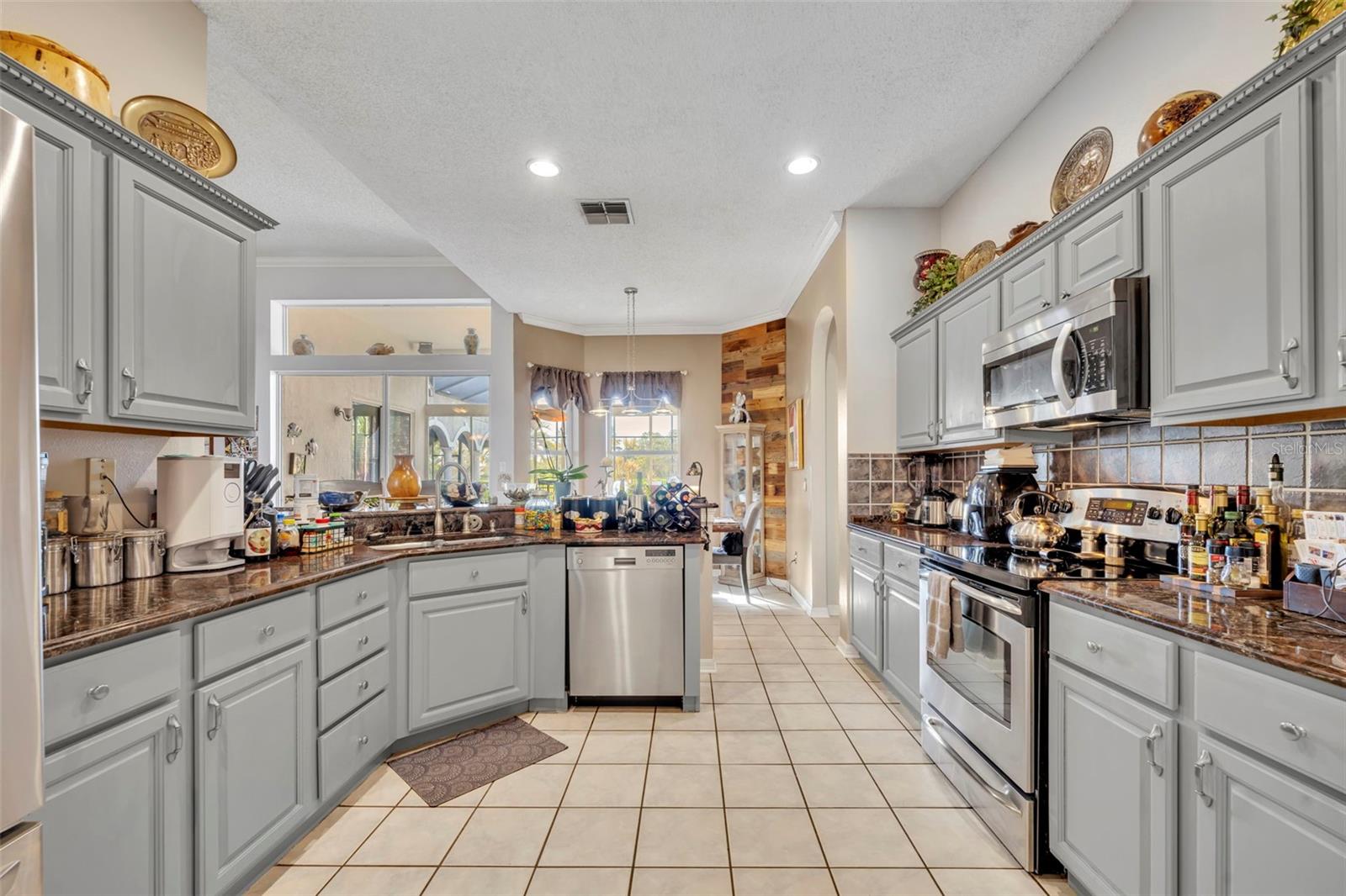 Image 15 of 56 For 524 Lakescape Court