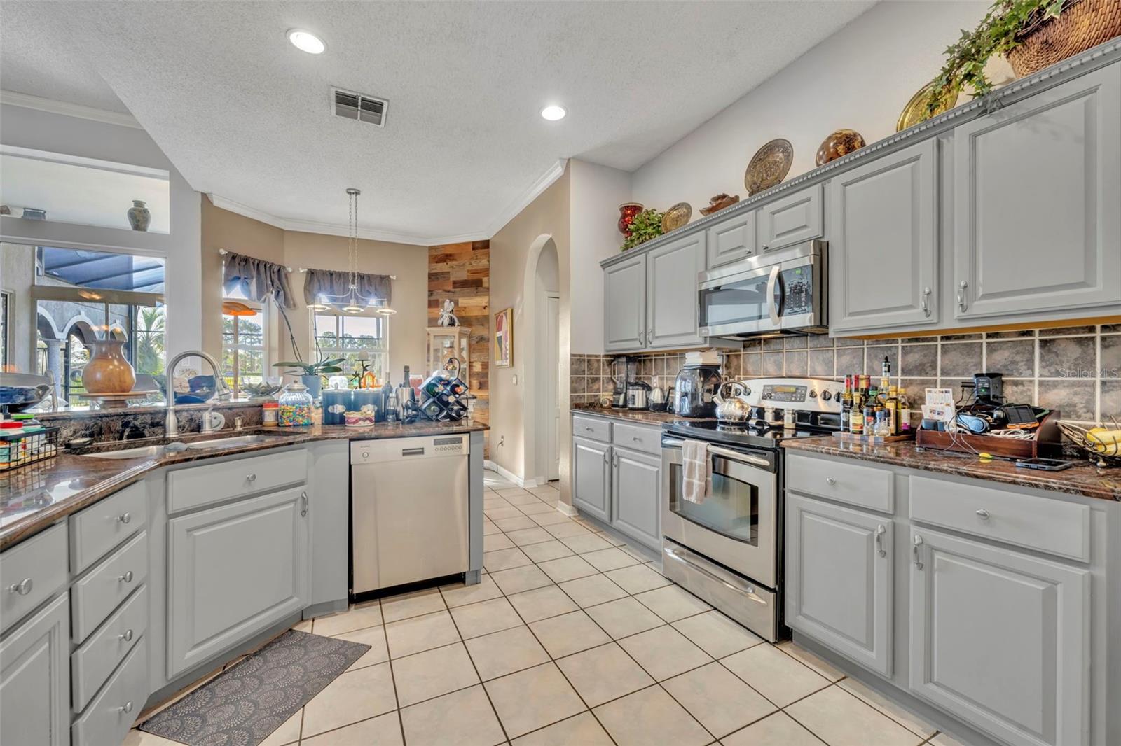 Image 16 of 56 For 524 Lakescape Court