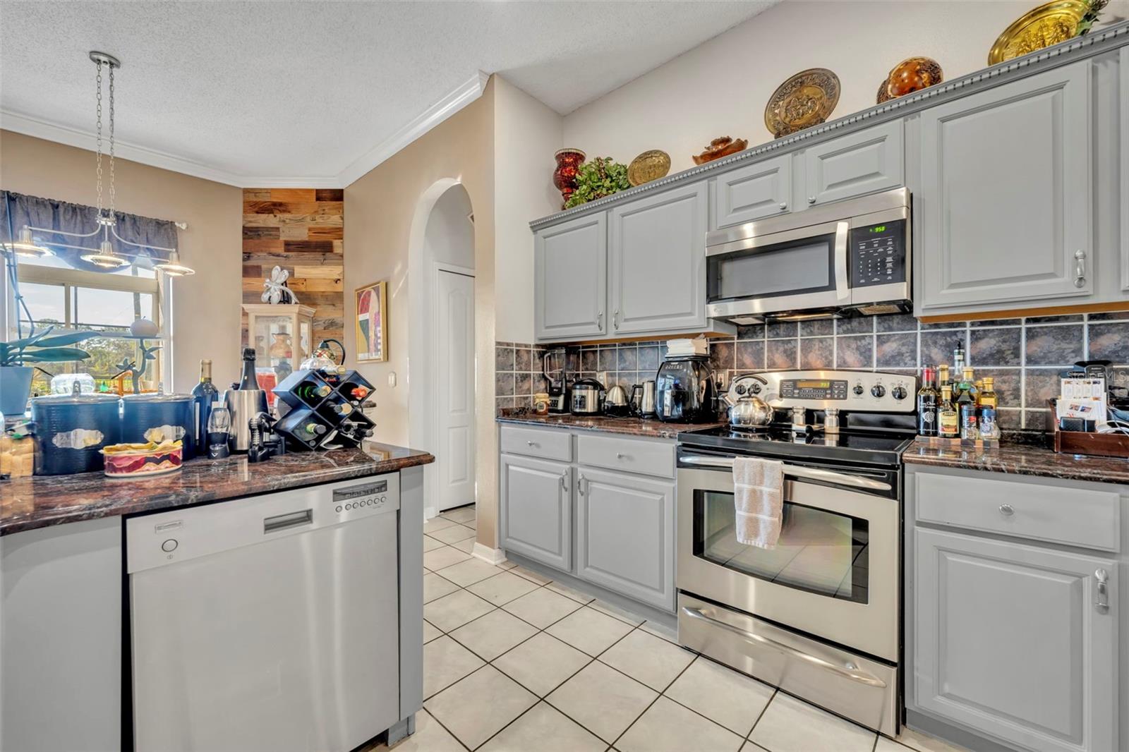 Image 17 of 56 For 524 Lakescape Court