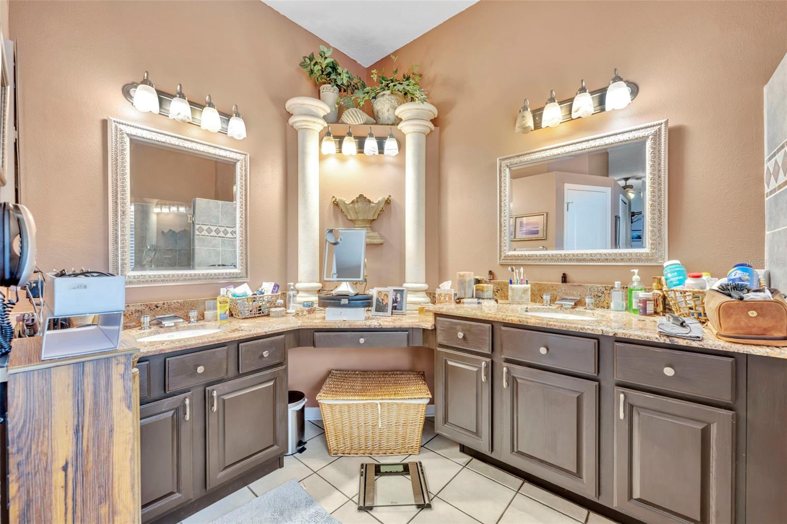 Image 23 of 56 For 524 Lakescape Court