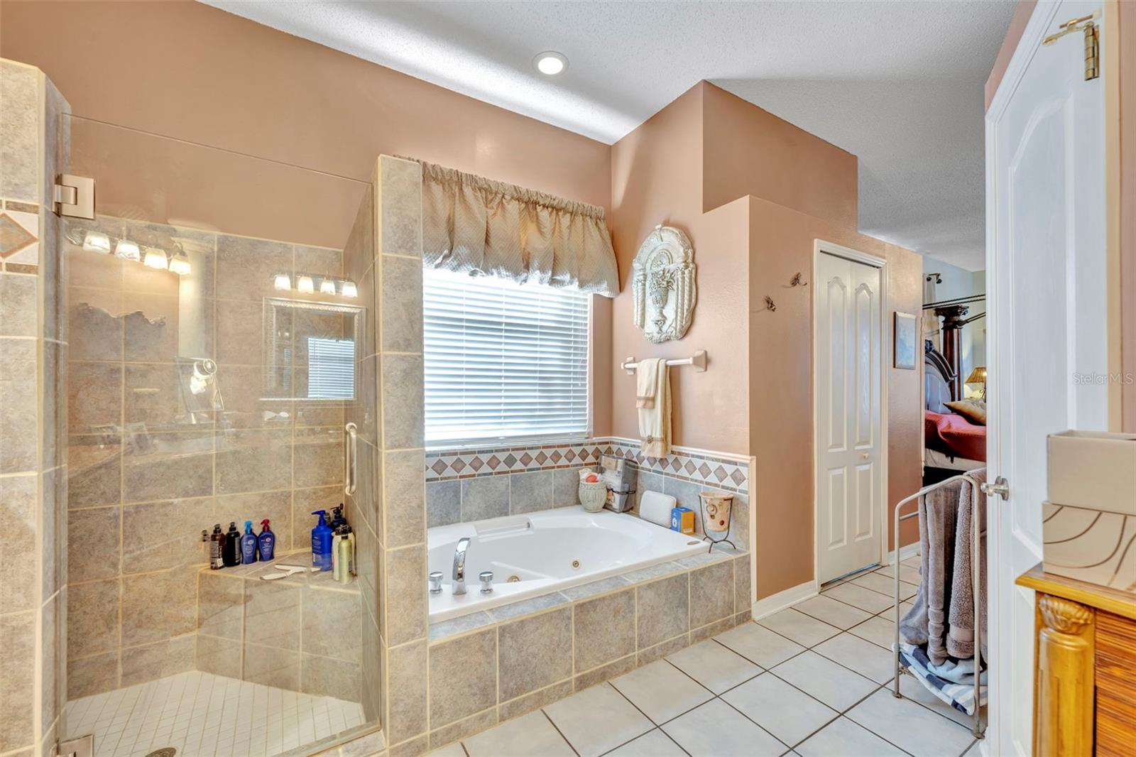 Image 24 of 56 For 524 Lakescape Court