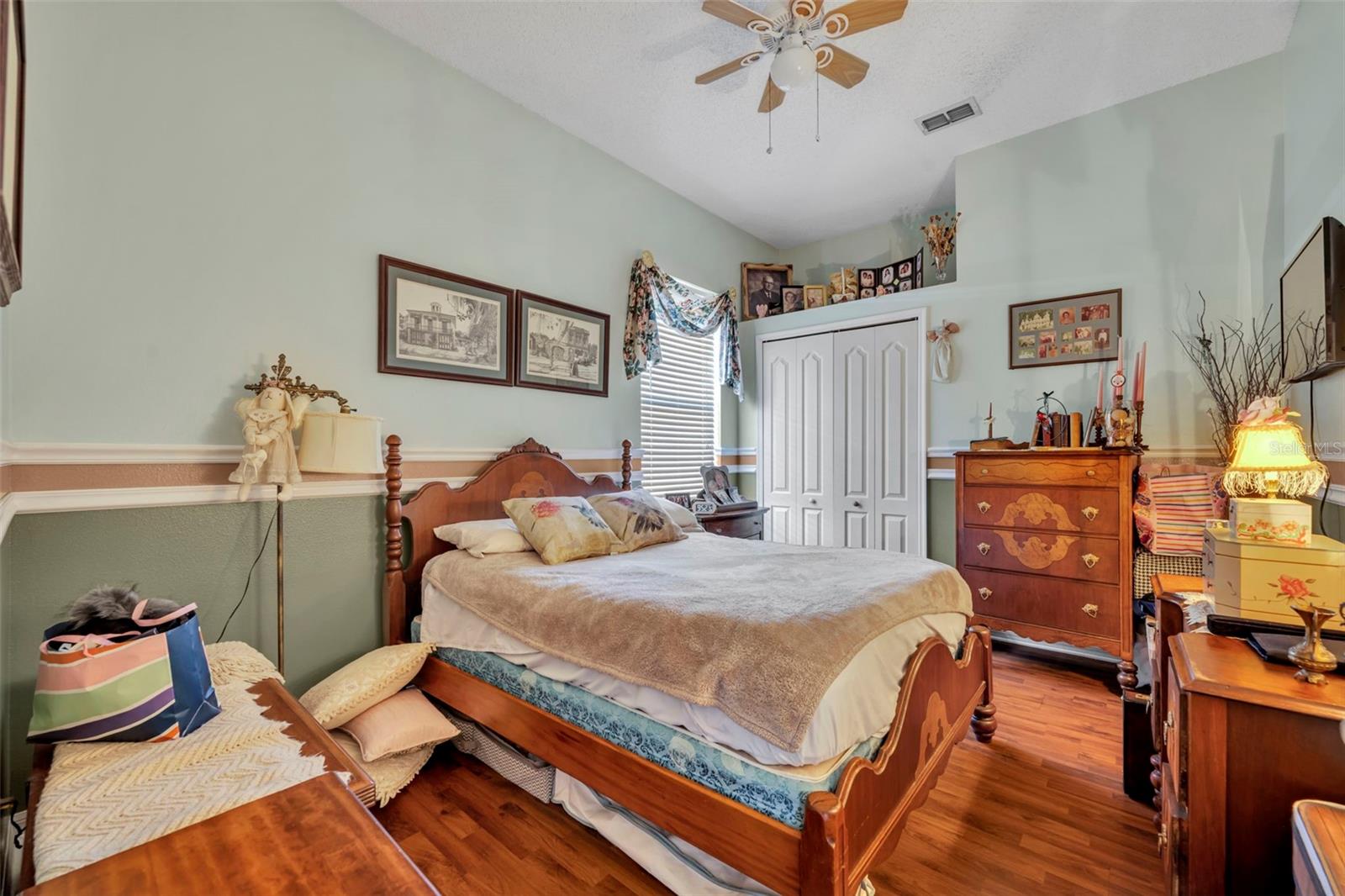 Image 27 of 56 For 524 Lakescape Court