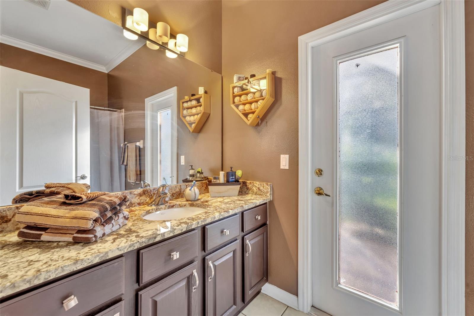 Image 29 of 56 For 524 Lakescape Court