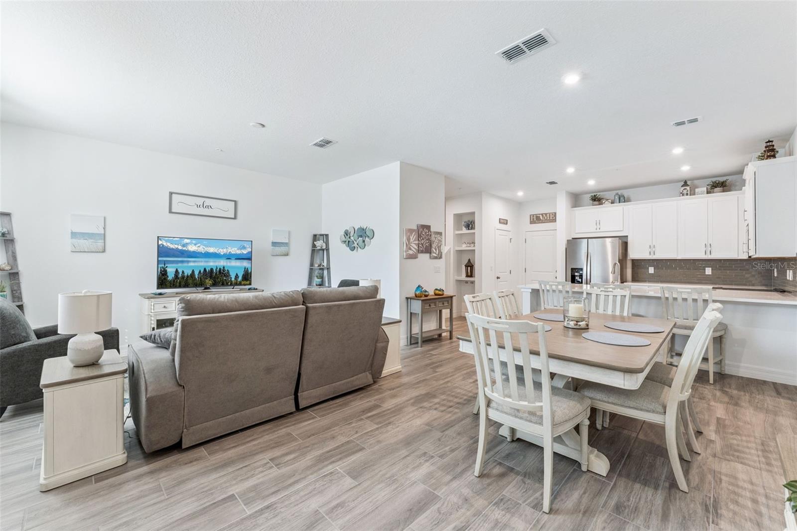 Image 4 of 30 For 9867 Walkway Drive