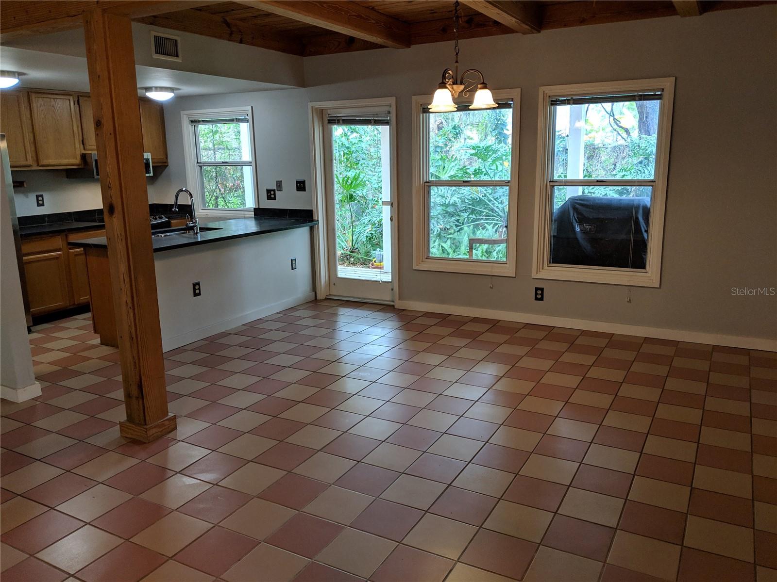 Image 5 of 13 For 752 Westmoreland Drive 2