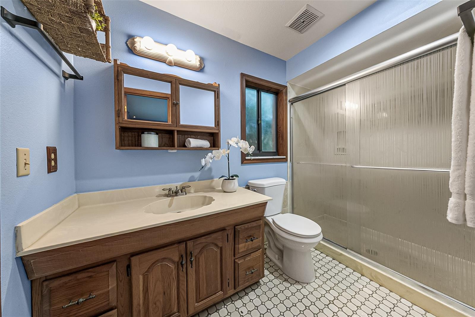 Image 24 of 38 For 568 Gainsboro