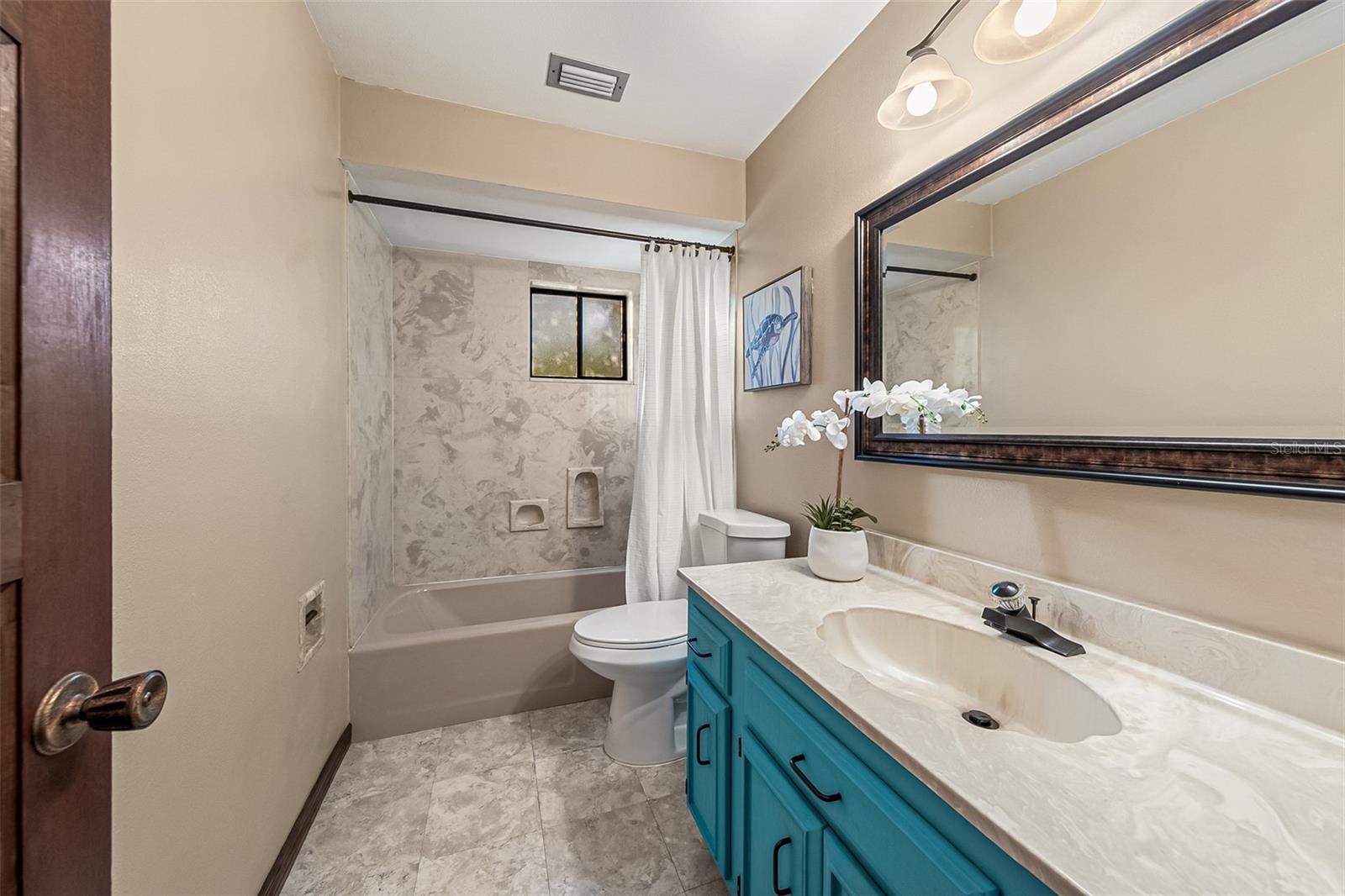 Image 30 of 38 For 568 Gainsboro