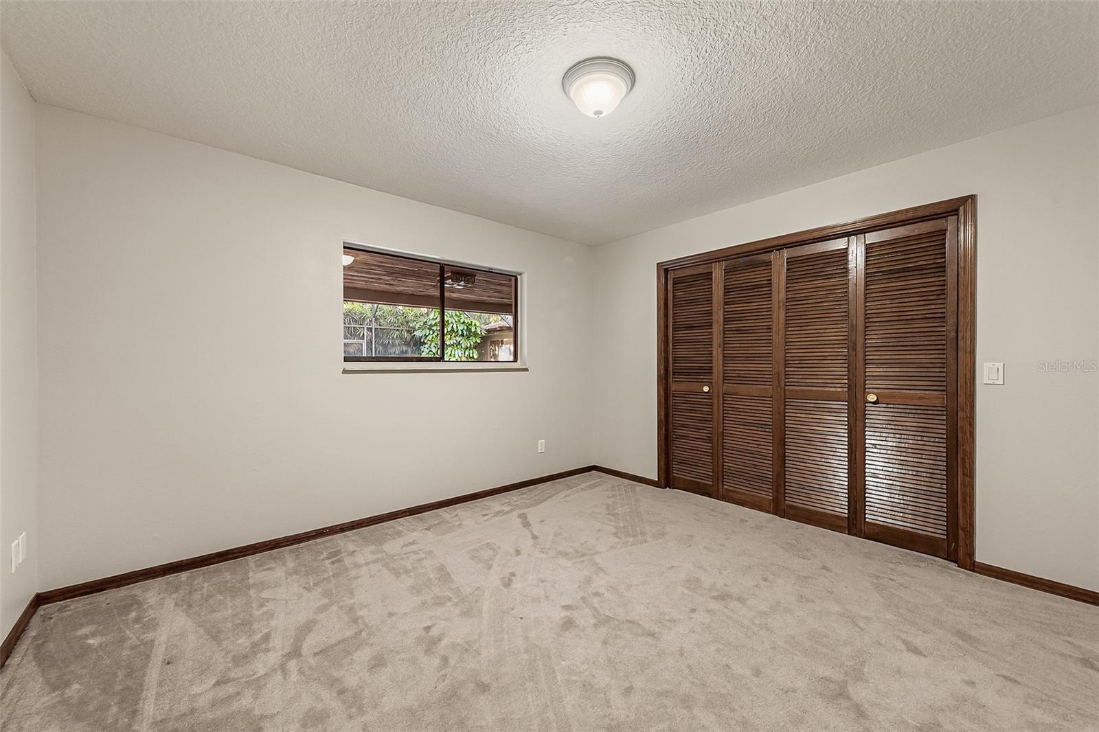 Image 33 of 38 For 568 Gainsboro