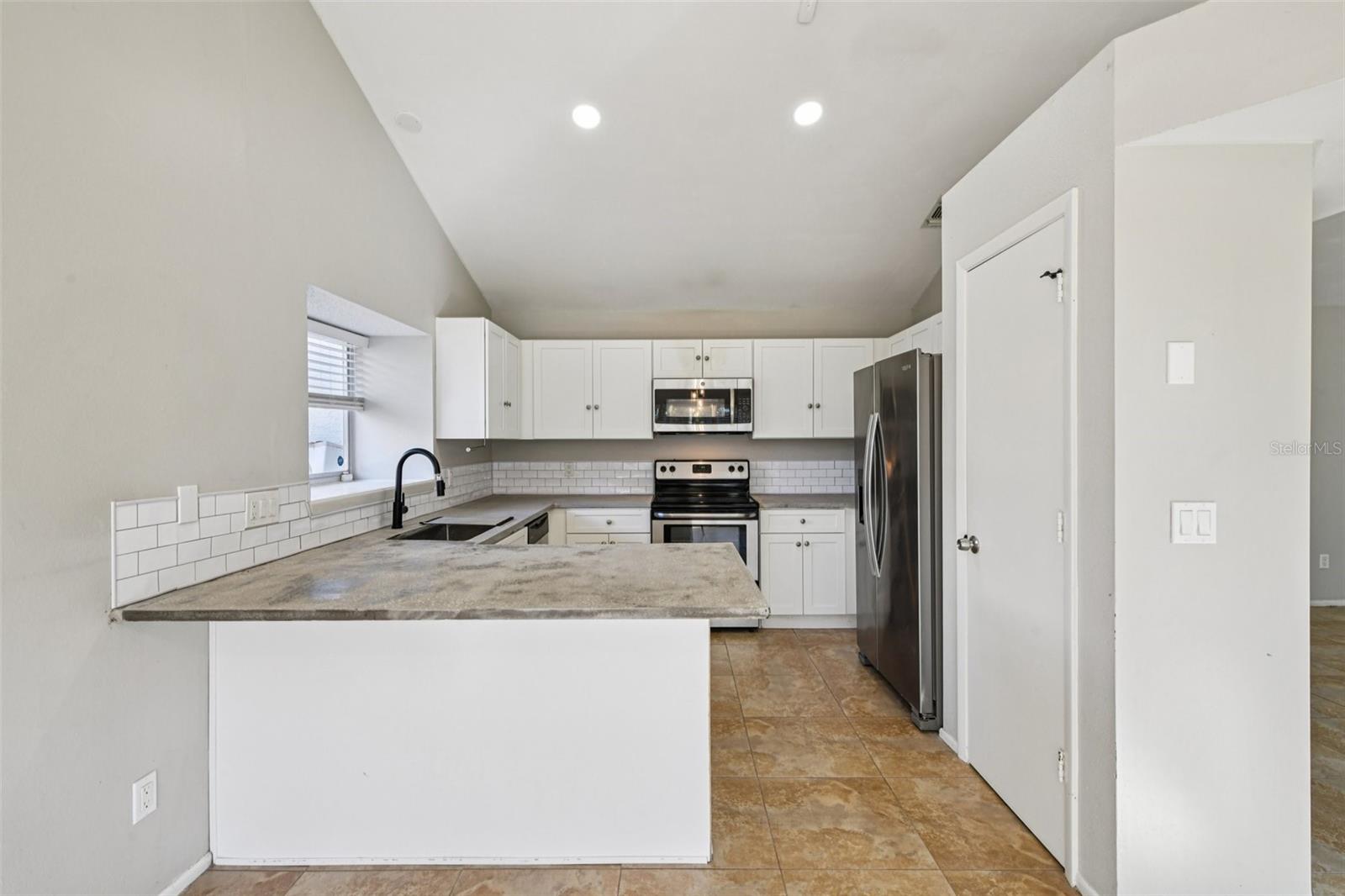 Listing photo id 12 for 6572 Whirlaway Circle