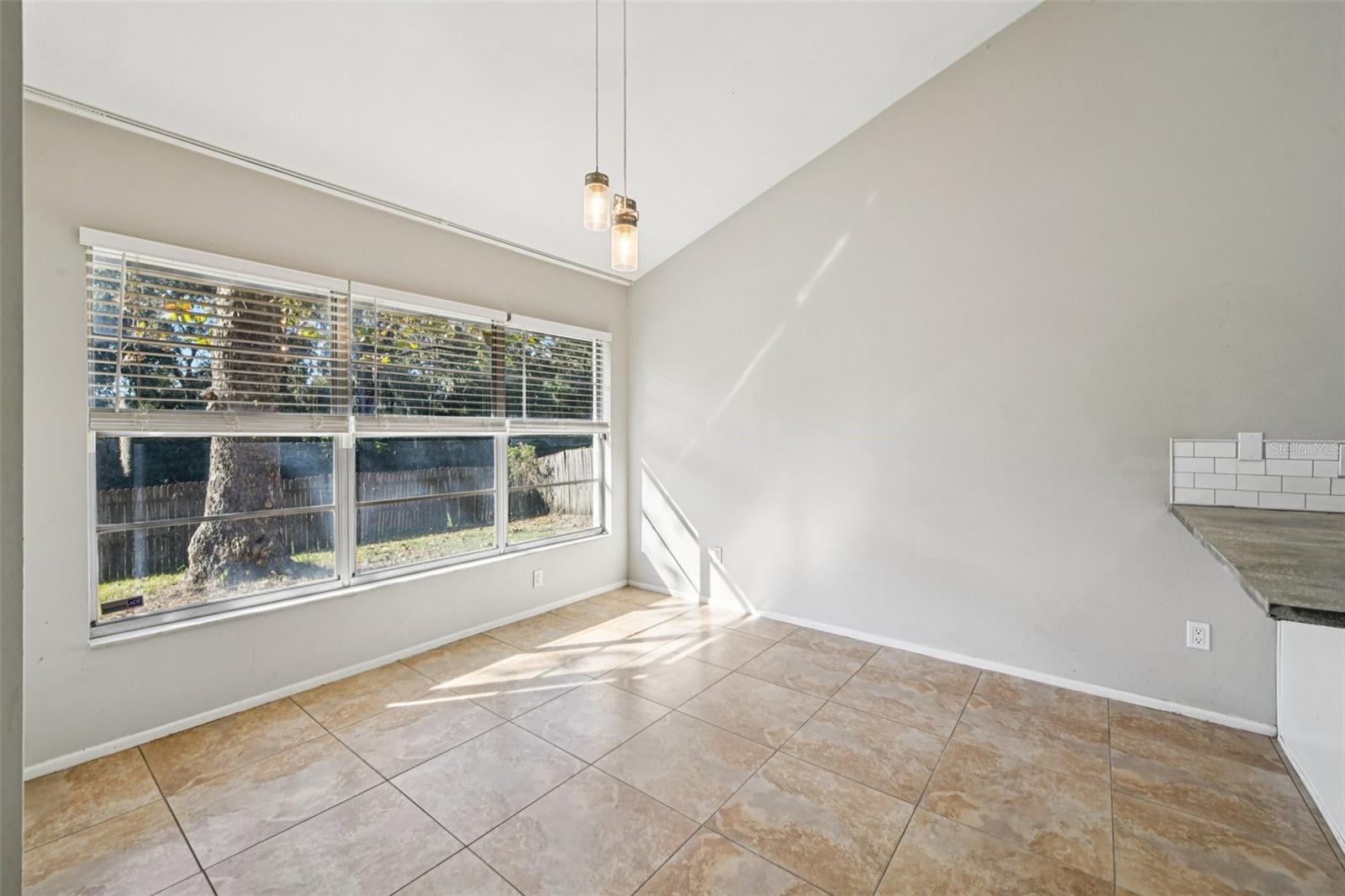 Listing photo id 7 for 6572 Whirlaway Circle